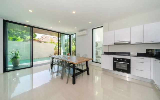 Vibrant Beach Life at Kata Villa UTK4