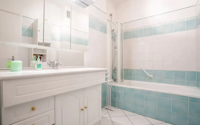 Large One BDRM flat A/C with fabulous Terrace Roof by Weekome - Hotel in Cannes - Photo 5
