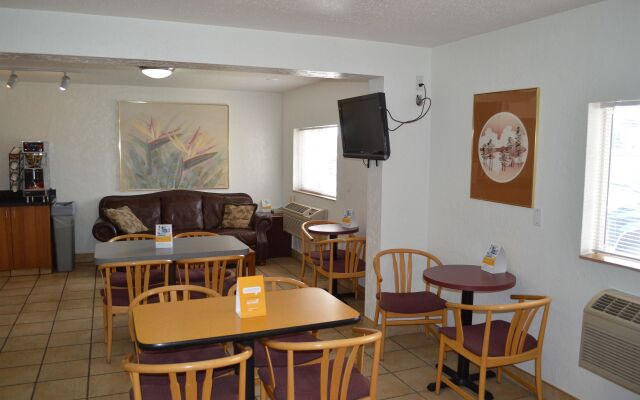 Econo Lodge & Suites Spokane