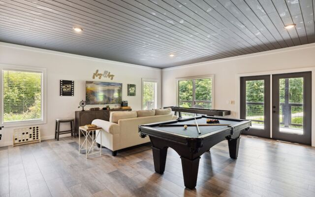 Sunset Chalet 2 Bedroom Cabin by RedAwning