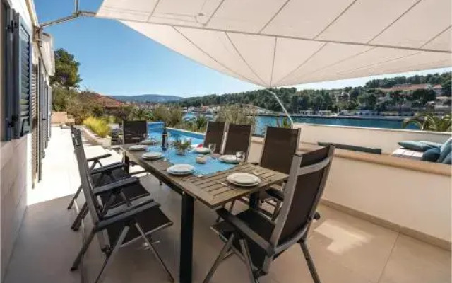 Four-Bedroom Holiday Home in Milna