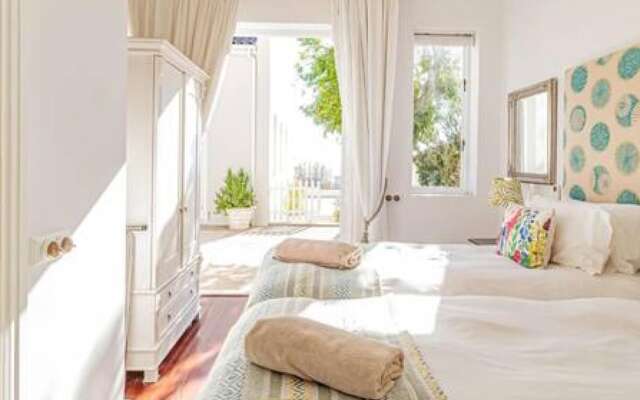 Lovely Holiday Home w Private Courtyard Six Selbourne