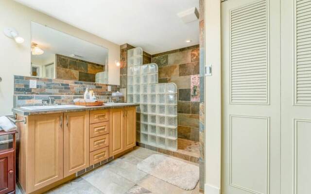LUXURIOUS 5,500 sqft Home: 5 Br/5 Ba | PRIVATE Pool & Hot Tub | STEPS to Beach