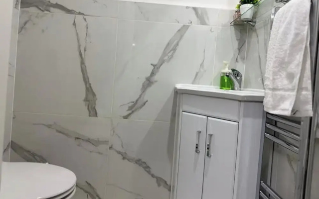 Contemporary 2bed House With Parking