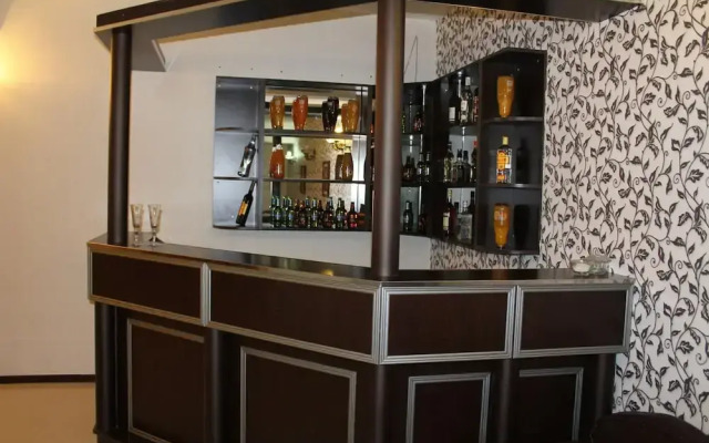 Avand Hotel