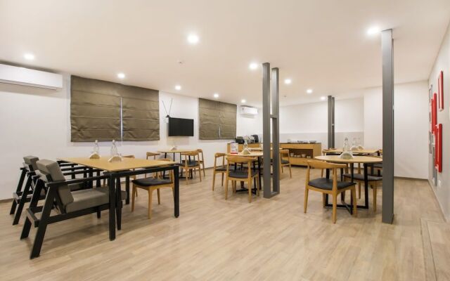 OYO Townhouse 180 Sant Regency