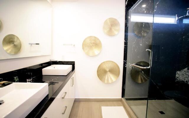 RealLuxe Stylish apartment with pool and gym