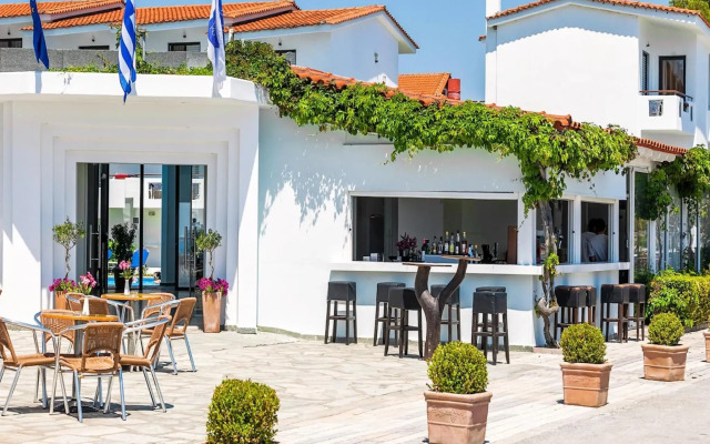 Xenios Dolphin Beach Hotel