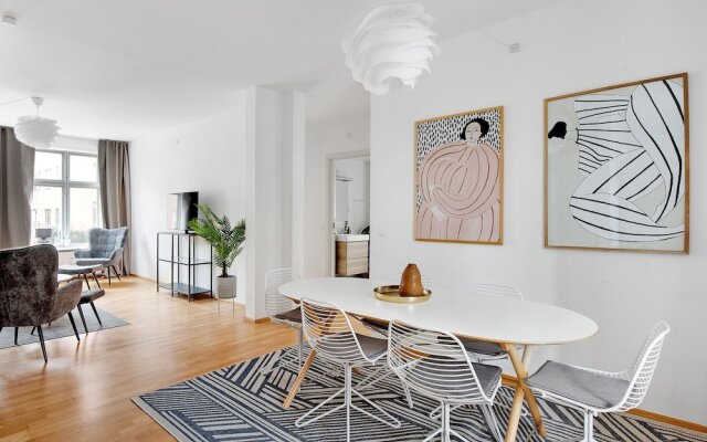 Sanders Constantin - Chic 2-bdr Apt With Balcony