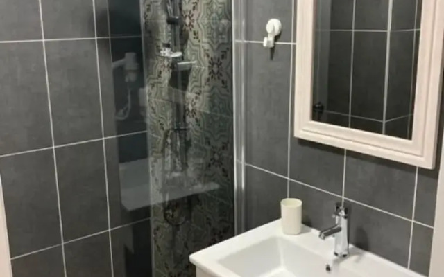 Li̇mi̇s Otel