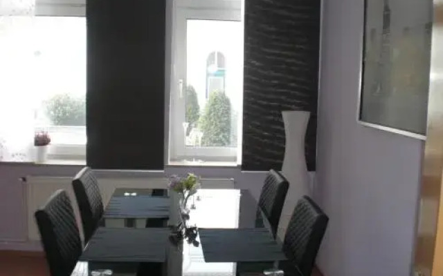 ZV2001 Private Apartments & Rooms near Exhibition Ground (room agency)