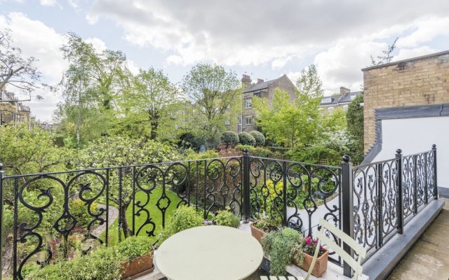 Luxurious Highbury Mansion with Beautiful Garden