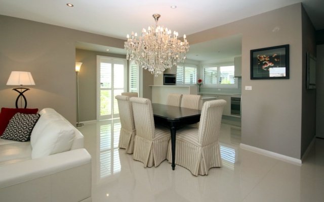 516 'Oaks Pacific Blue', 265 Sandy Point Road- Private Pool, Aircon, Wifi – Guest Rooms – Salamander Bay