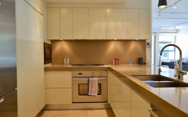 Luxurious 3 Bedroom Apartment With Parking Near CBD