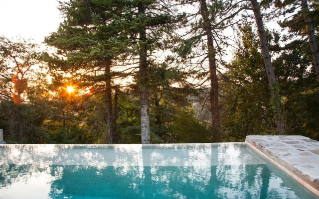 Casale Belvedere con piscina nel bosco