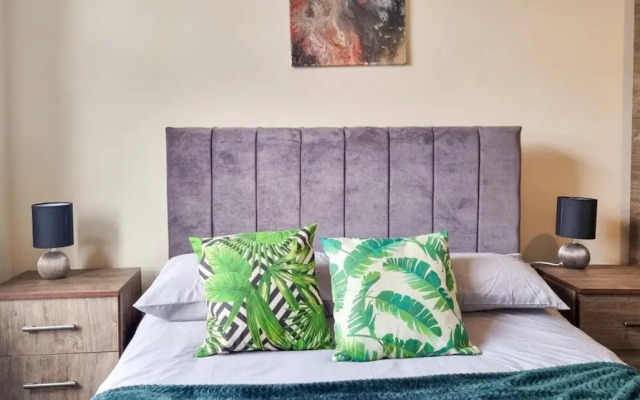 Rustic Ebony Suite With Free Parking