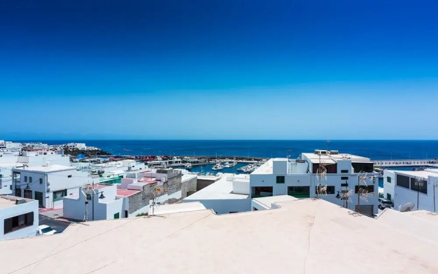 Sea Breeze the best view of Old town Harbour PDC