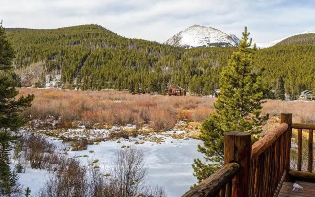Private Luxurious Cabin w spa Near Breckenridge