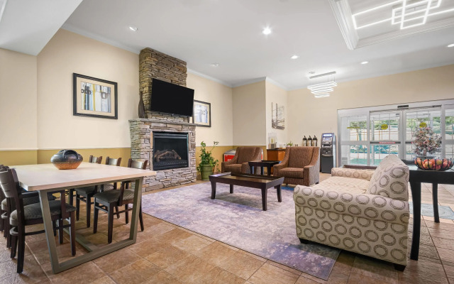 La Quinta Inn & Suites by Wyndham Stonington-Mystic Area