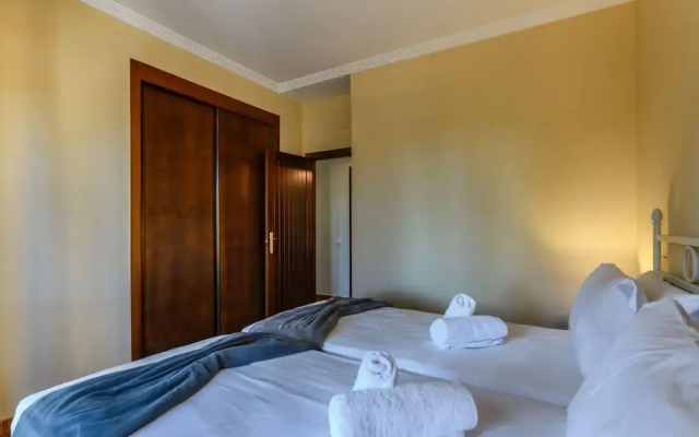 Family Apartment in Golfside Setting