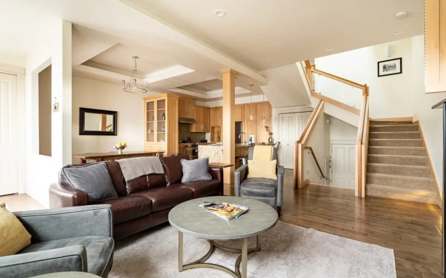 Rooftop Deck Walk to River Downtown Fire pit