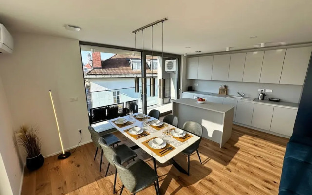 Garden Residence - Premium Castle View Apartment