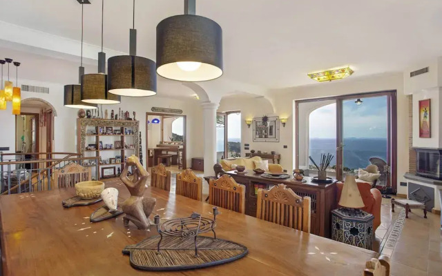 Luxury Villa with breathtaking Seaview, pool, BBQ