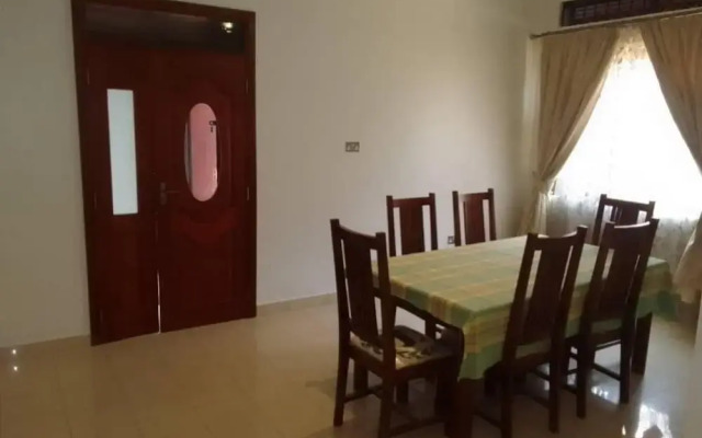 House - Kampala - 6 Bedrooms - Parking - Garden