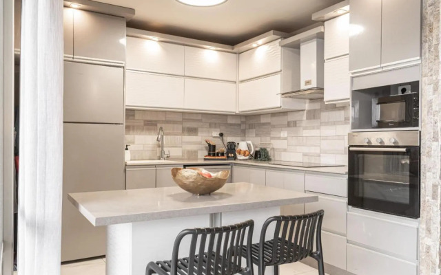 Renovated 2 BR with 2 BTH front Mamilla Mall