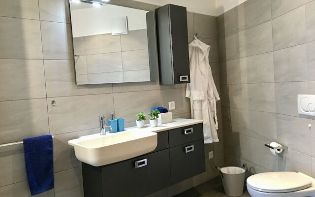 Beautiful Lake-view Apartment