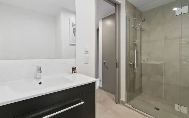 Central Location - Contemporary 2 Bedroom Aptm