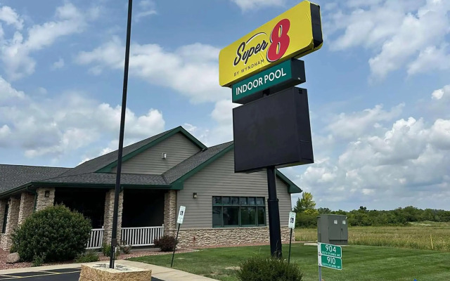 Super 8 by Wyndham Sturtevant/Racine