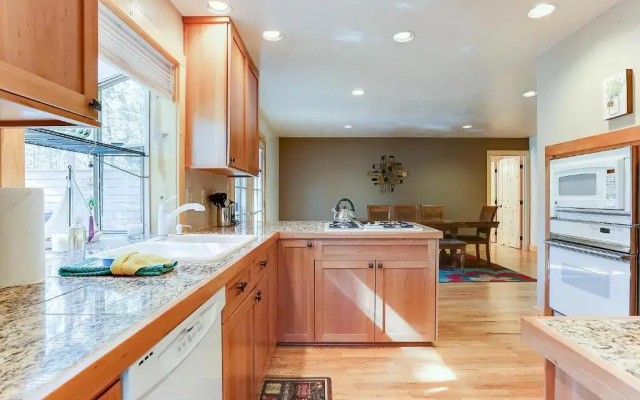 3 Mt. Baker-AC-Hot Tub-4BR/3BA