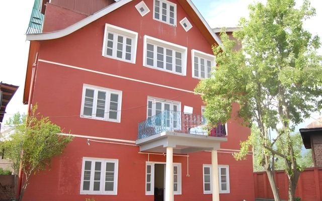OYO 85927 Marias Hotel