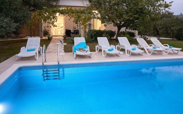 Luxury apartment with private pool Queen Helena