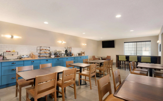 Country Inn & Suites by Radisson, Chippewa Falls, WI