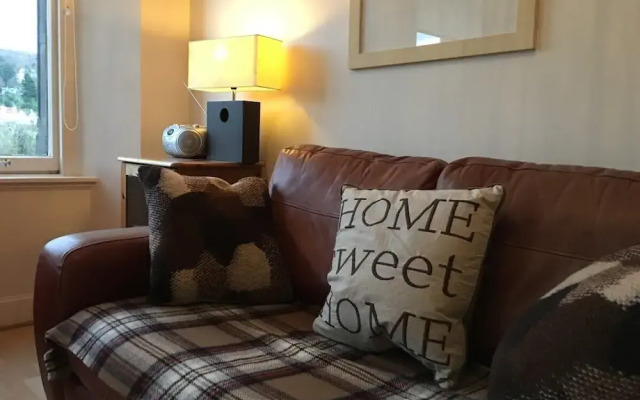 Tay Pearls - River Chambers Apartment