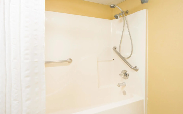 Super 8 By Wyndham Lamar