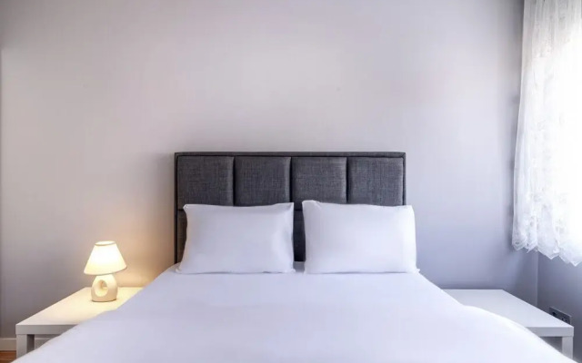 Sleek and Central Flat With Shared Pool in Sisli