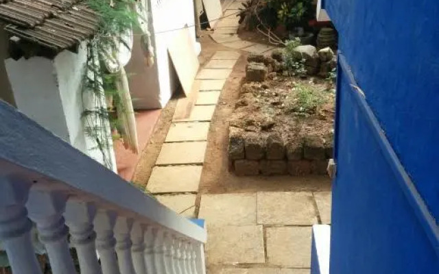 Session Haus Hostel