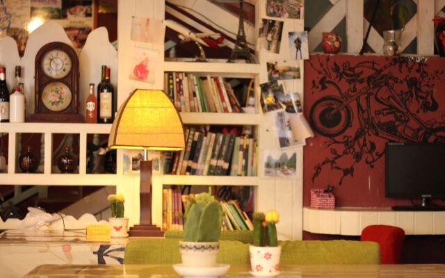 Many People Inn Shen Shan Road