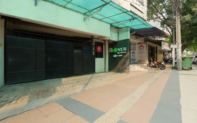 Clover Residence Near Mall Ambassador