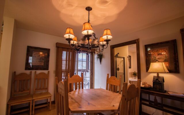 Nestled Inn Lodge 3 Bedroom Home by RedAwning