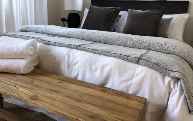 Studio@40: Stylish & modern 1 bedroom apartment.
