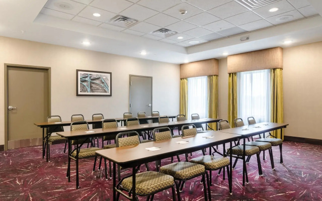 Flag Point Inn & Suites Pratt by FairBridge