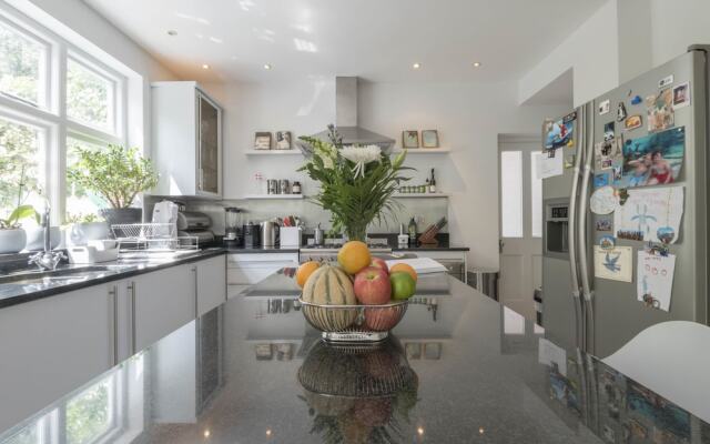 Fashionable Family home in Southfields