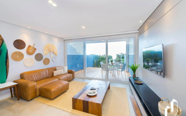 Encantadora casa com 02 suítes à beira-mar