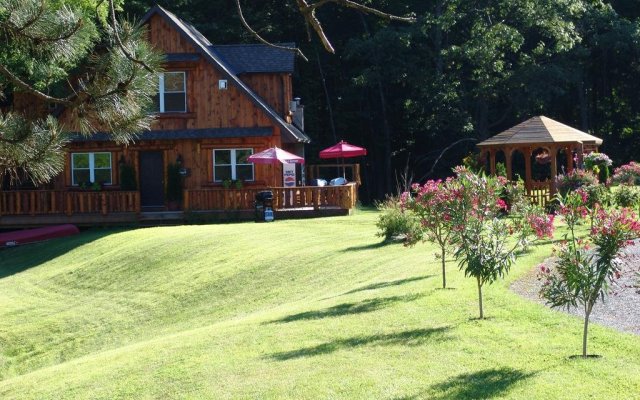 The Highlands Motel & Lodge