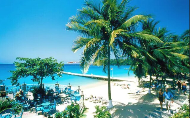 Shaw Park Beach Hotel & Spa