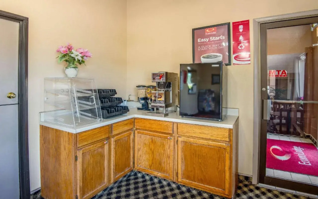 Econo Lodge Junction City I-70 Near Fort Riley